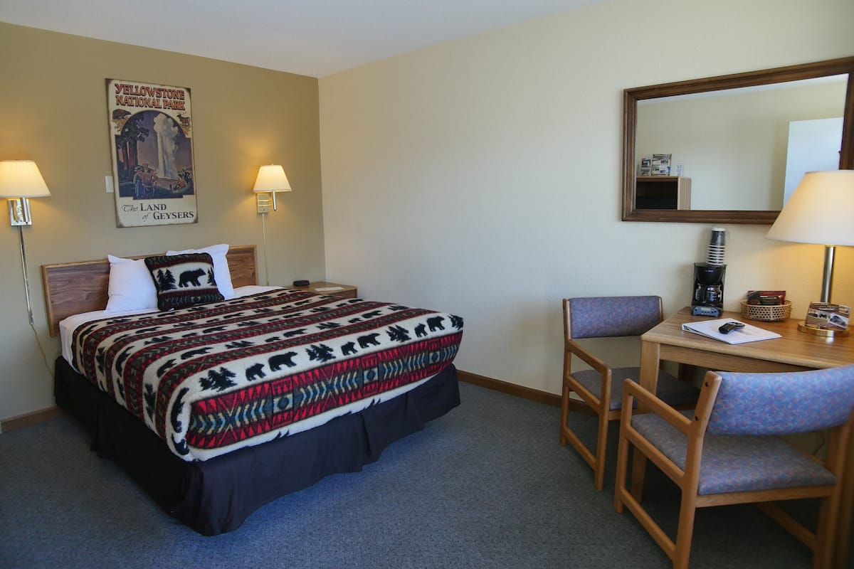 Standard Room, 1 Queen Bed, Non Smoking | WiFi (free), bed sheets
