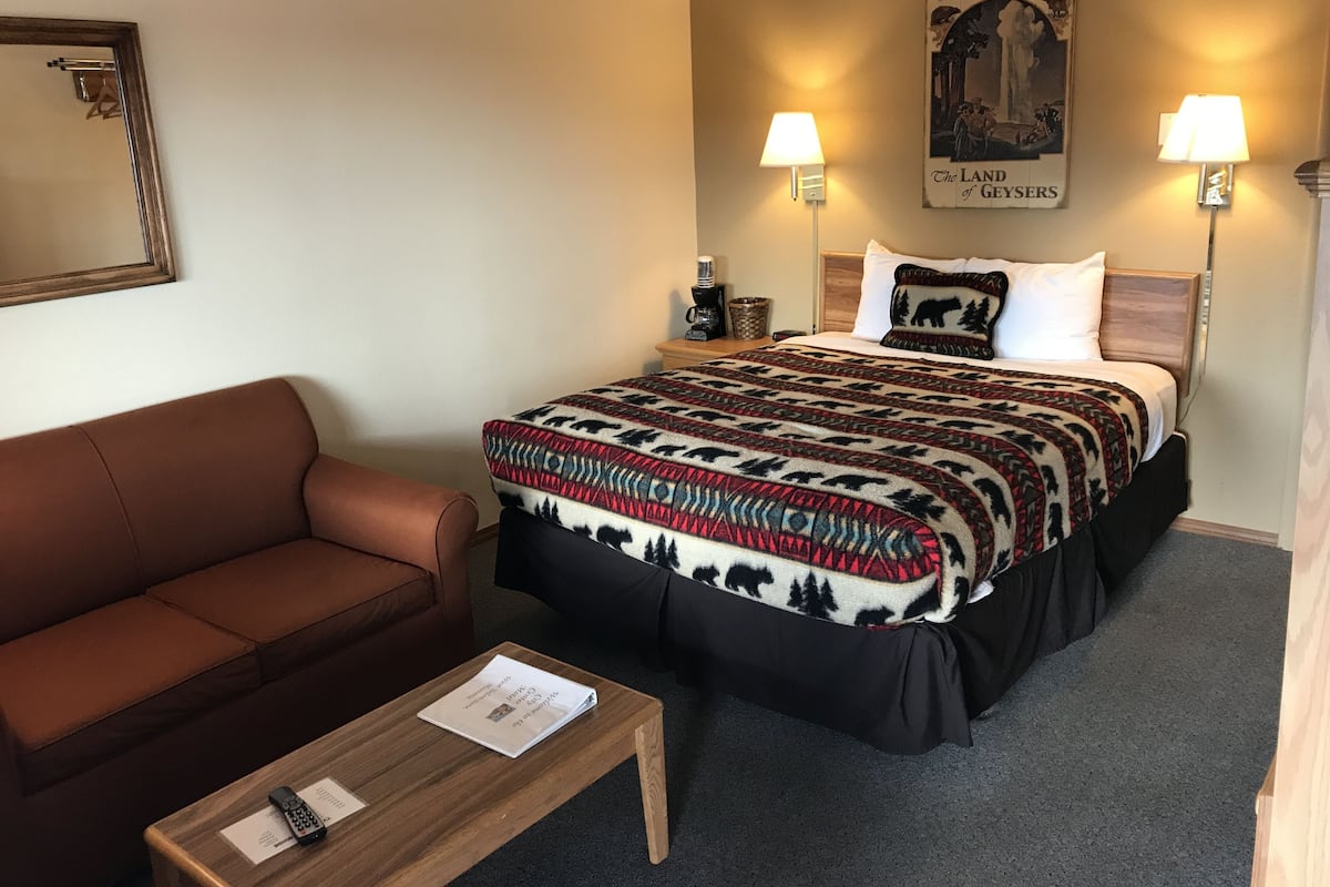 Standard Room, 1 Queen Bed with Sofa bed, Non Smoking | WiFi (free), bed sheets