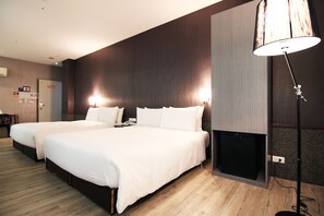 Quarto quádruplo luxo, 2 camas de casal | Edredons de pluma, escrivaninha, cortinas blackout, roupa de cama
