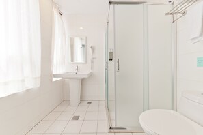 淋浴设施、大花洒淋浴喷头、吹风机、毛巾