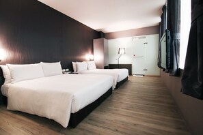Quarto quádruplo luxo, 2 camas de casal | Edredons de pluma, escrivaninha, cortinas blackout, roupa de cama