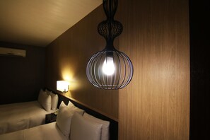 Quarto quádruplo luxo, 2 camas de casal | Edredons de pluma, escrivaninha, cortinas blackout, roupa de cama
