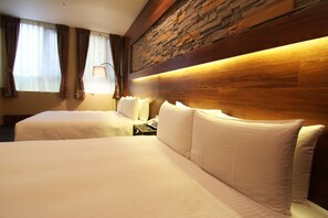 A hotel room with two beds, a stone accent wall, and a nightstand with a lamp. - Liho Hotel - Hankou (Taipei)
