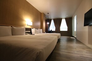 Quarto quádruplo luxo, 2 camas de casal | Edredons de pluma, escrivaninha, cortinas blackout, roupa de cama