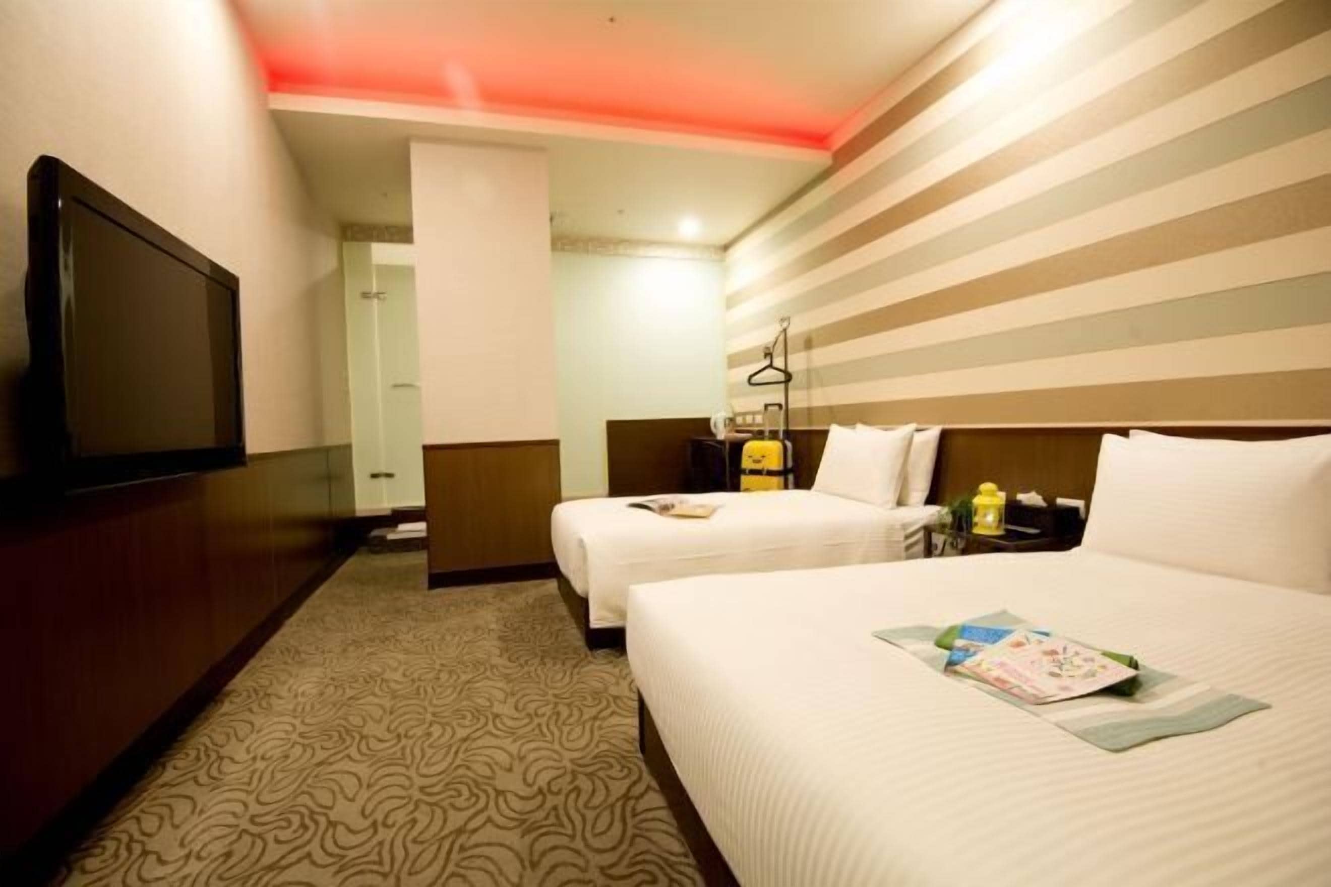 Dundyner, skrivebord, blendingsgardiner og sengetøy