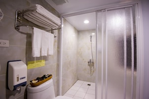 Een douche, een regendouche, een haardroger, pantoffels