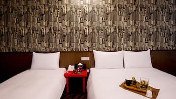 Kamar Triple | Brankas, didekorasi berbeda-beda, dan meja kerja