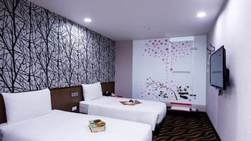 Kamar Twin | Brankas, didekorasi berbeda-beda, dan meja kerja