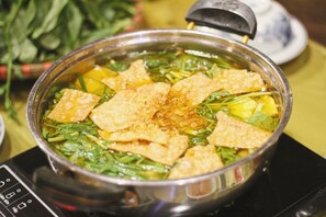 Frokost og lunsj serveres, vietnamesiske retter, utsikt mot hagen 