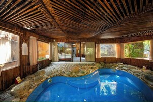 Minibar, caja de seguridad en la habitación y escritorio 