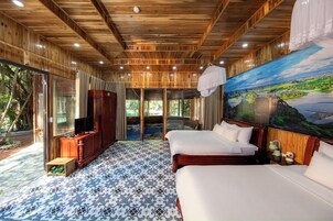 Minibar, caja de seguridad en la habitación y escritorio 