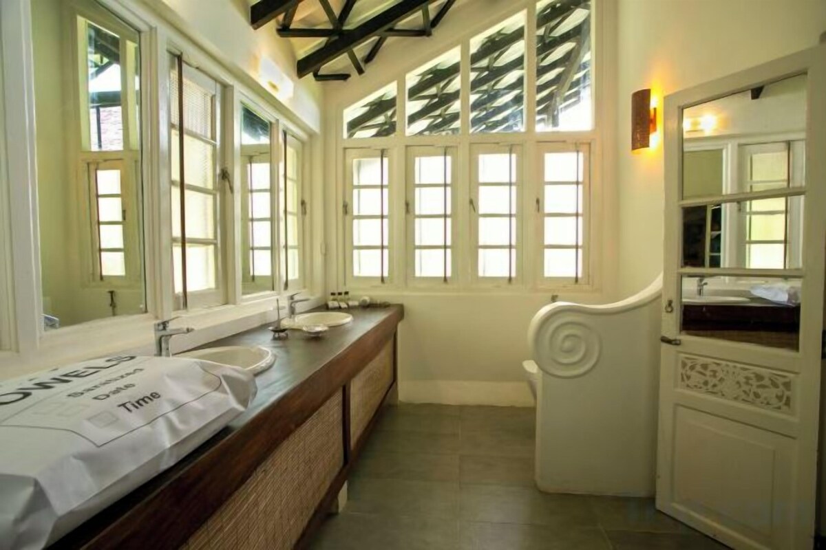 Ducha, artículos de tocador gratuitos, secador de pelo, batas