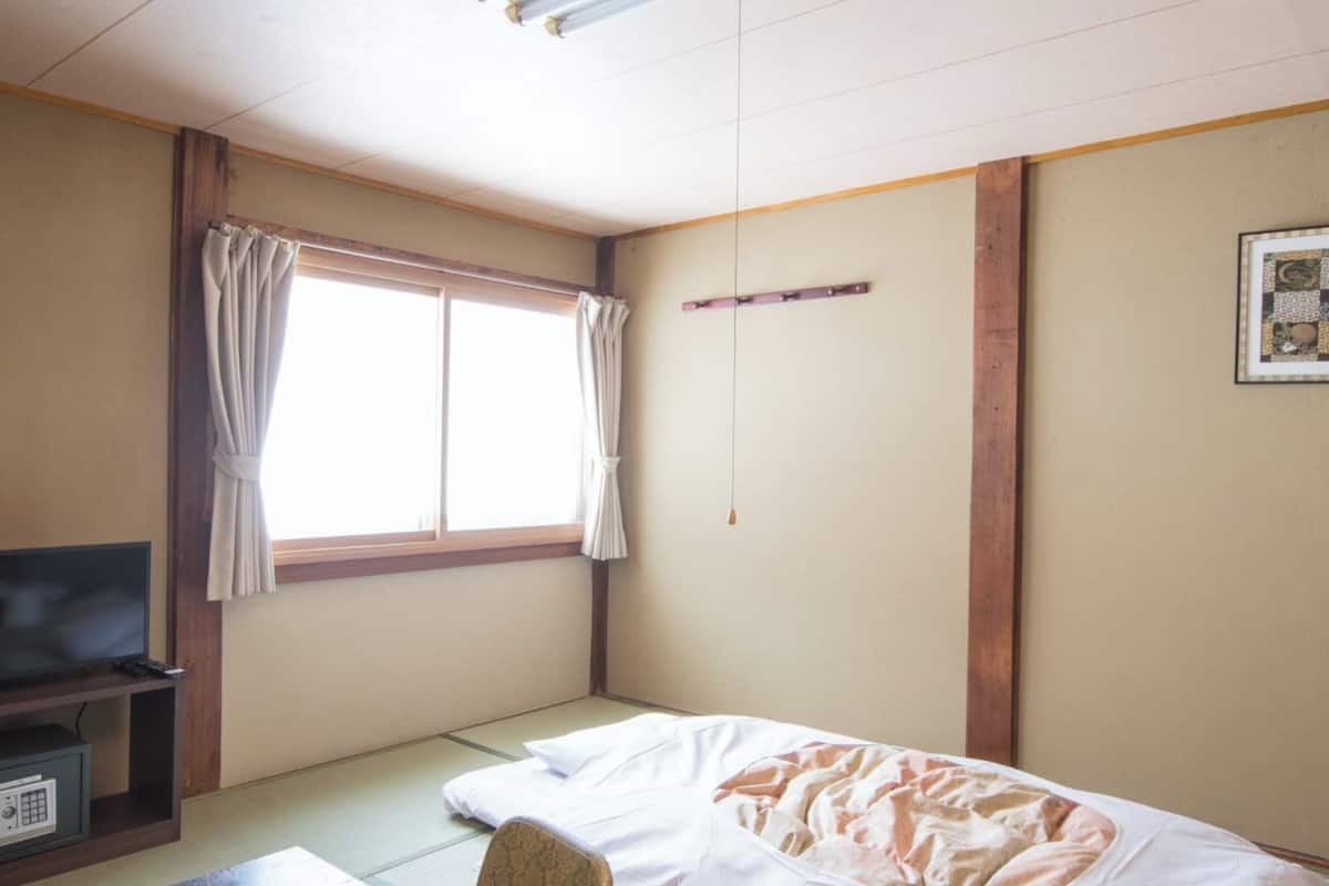 Quarto standard (Japanese Style, for 2 pax, No Wifi) | Cofres nos quartos