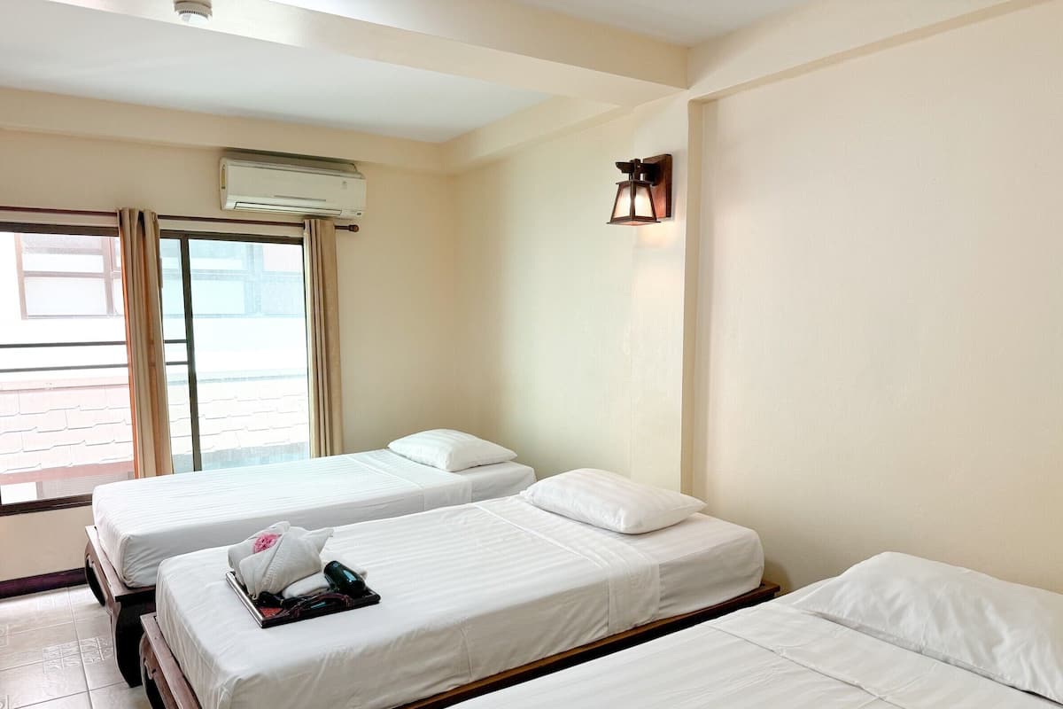 6. Standard Triple Bed with AC | Een bureau, verduisterende gordijnen, gratis wifi