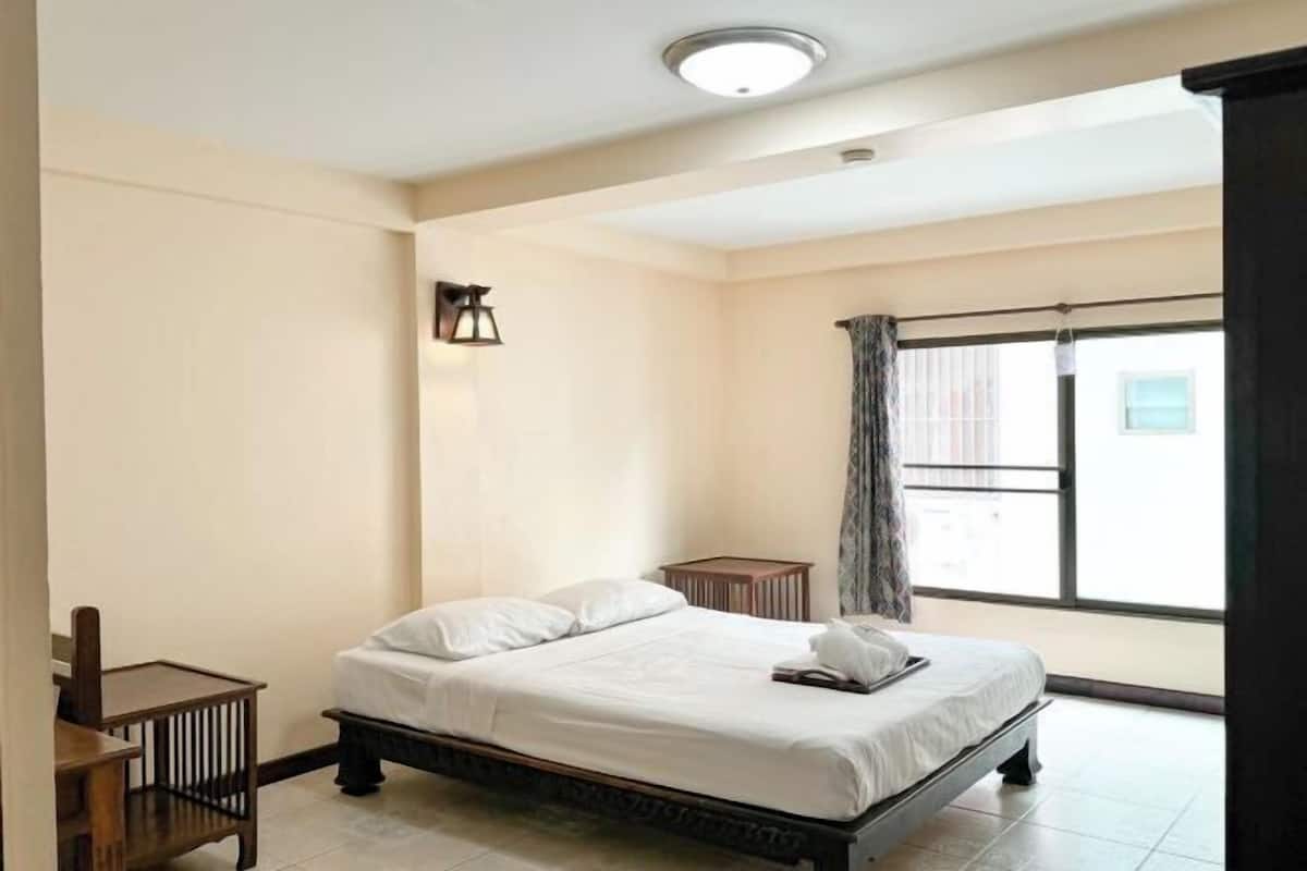 Desk, blackout curtains, free WiFi