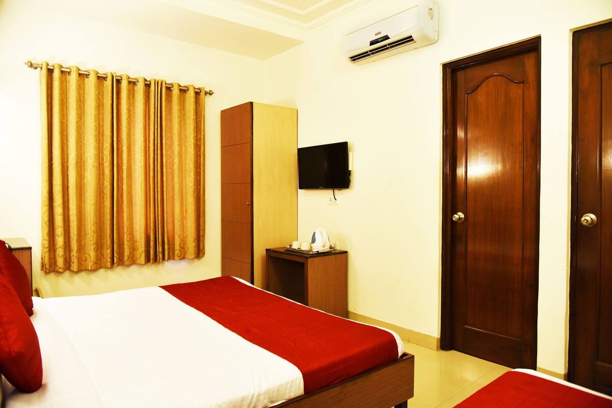Twin Room, 1 Queen Bed | Iron/ironing board, WiFi (free), bed sheets
