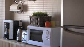 Kühlschrank, Mikrowelle, Herdplatte, Wasserkocher