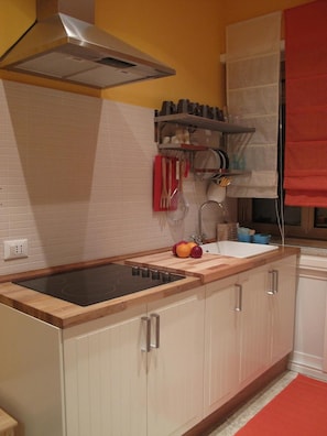 Fridge, microwave, stovetop, electric kettle - Arches Inn B&B (Rome)