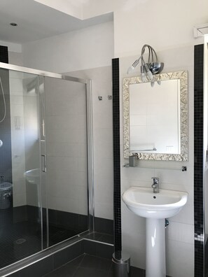 Cabezal de ducha tipo lluvia, secador de pelo, bidet, toallas