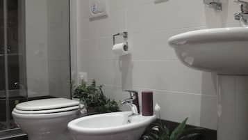 Tripla Comfort, 1 camera da letto | Bagno | Soffione a pioggia, asciugacapelli, bidet, asciugamani