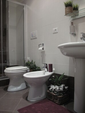 Habitación triple Confort, 1 habitación | Baño | Cabezal de ducha tipo lluvia, secador de pelo, bidé y toallas