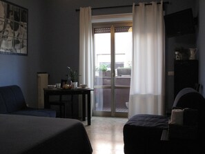 スーペリア 4 人部屋 1 ベッドルーム バルコニー | セーフティボックス (室内)、デスク、防音設備、アイロン / アイロン台