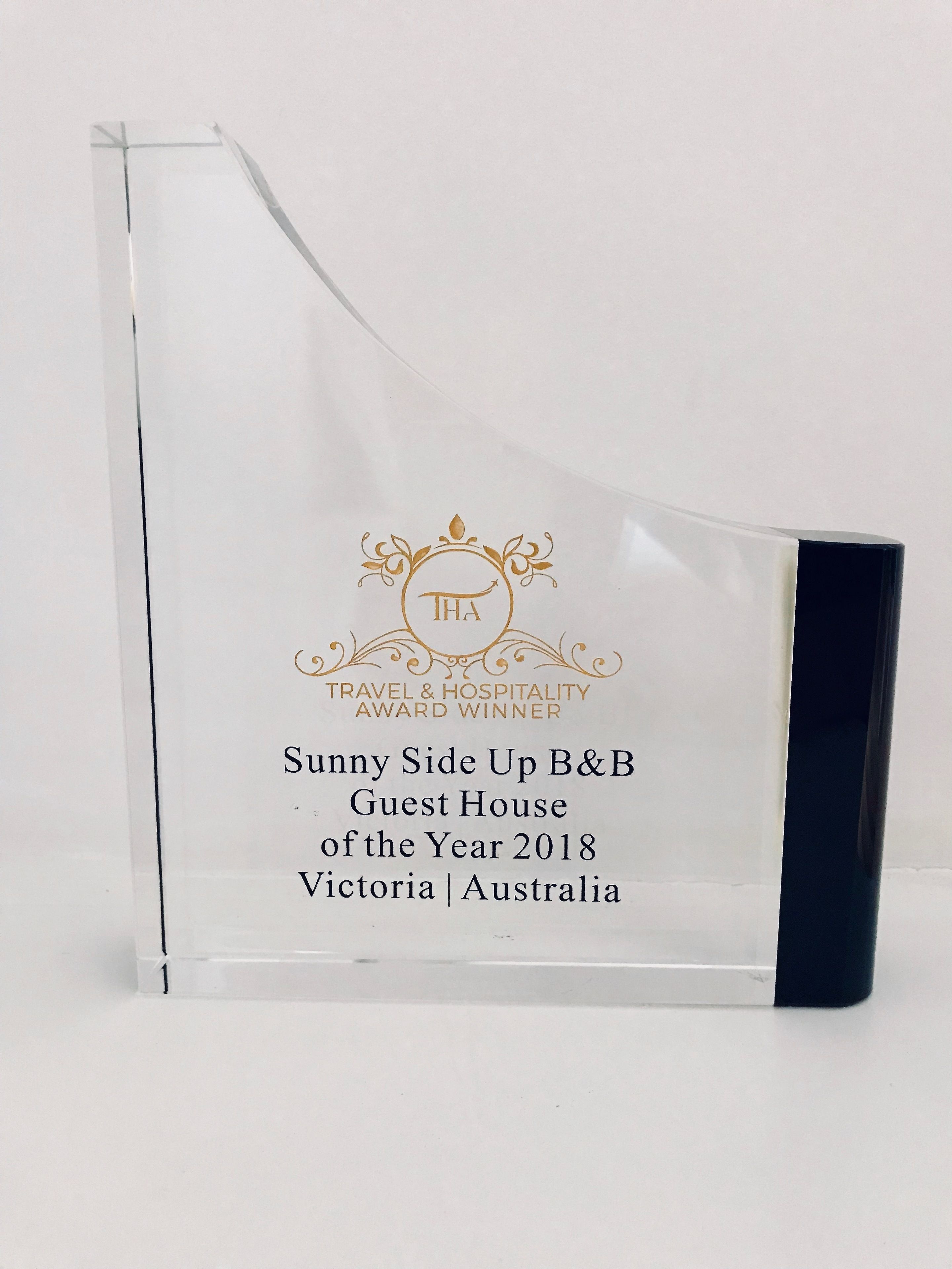 Una placa transparente de acrílico para la casa de huéspedes Sunny Side Up B&B, Victoria, Australia, 2018.