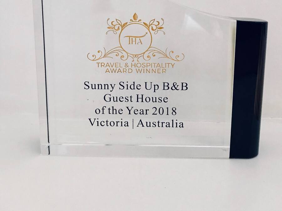 Una placa transparente de acrílico para la casa de huéspedes Sunny Side Up B&B, Victoria, Australia, 2018.