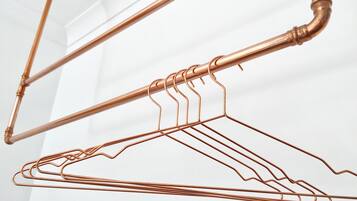 Una estructura de tuberías de cobre con múltiples barras de soporte.