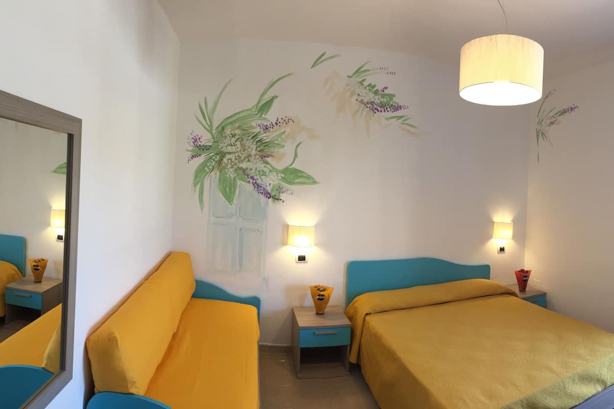 Camera tripla, vista mare | Minibar, una cassaforte in camera, una scrivania