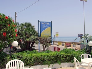 A hotel sign with amenities including a restaurant, fitness room, and pool.