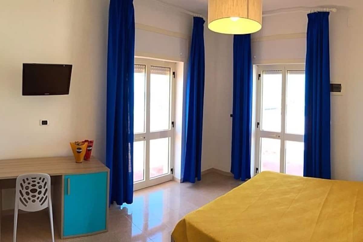 Minibar, caja de seguridad en la habitación y escritorio