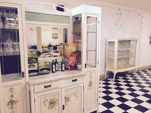 Petit déjeuner et déjeuner servis sur place, spécialités Cuisine locale