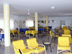 Se sirven desayunos, comidas, cenas y cocina local 