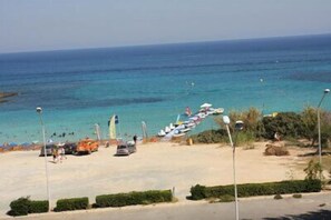 Ubicación a pie de playa, tumbonas y sombrillas