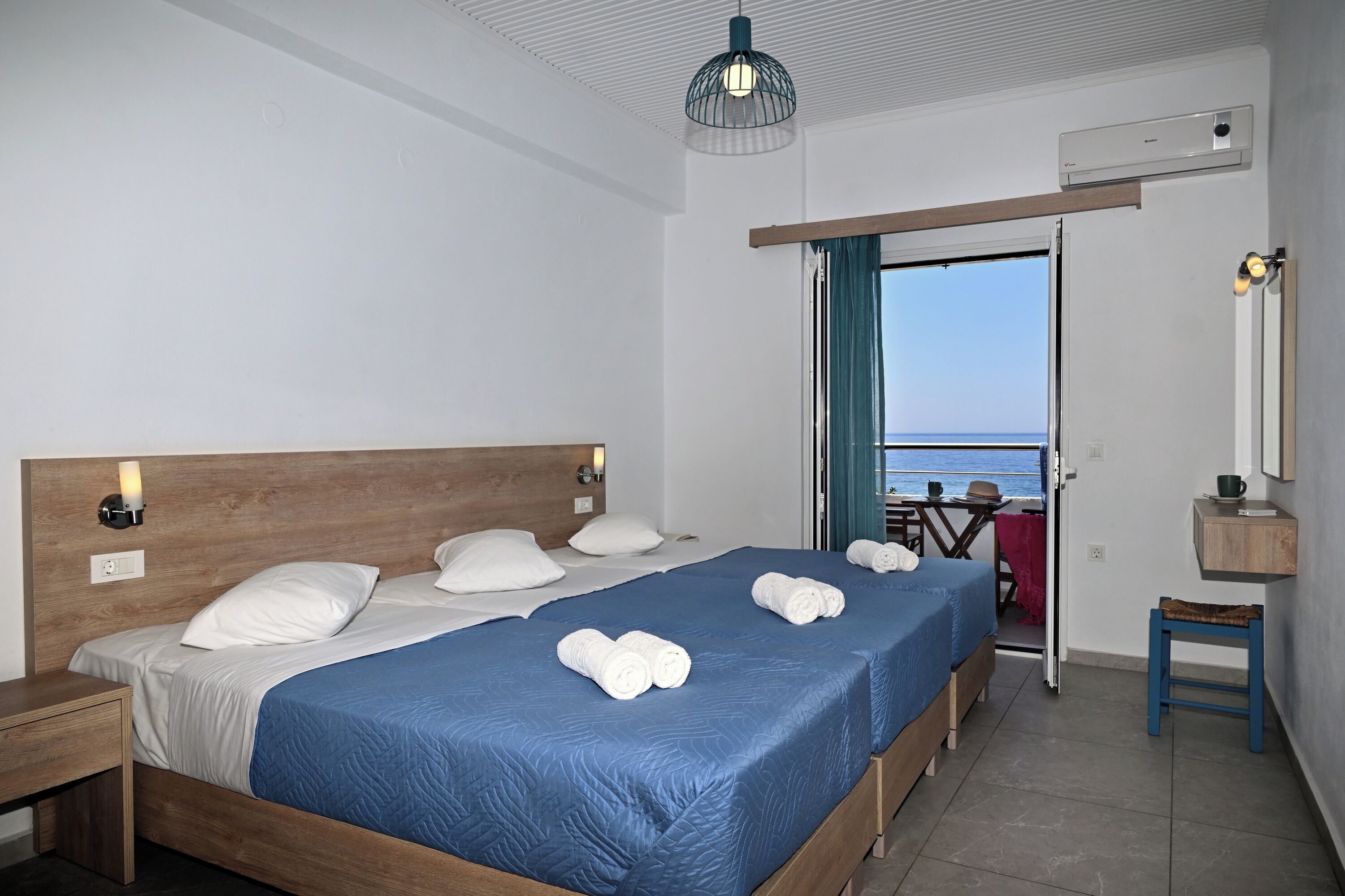 Quarto triplo | Quartos à prova de som, berços grátis, Wi-Fi de cortesia