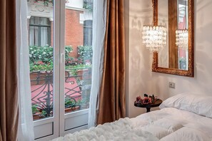 Suite Quadruple | 1 bedroom, Frette Italian sheets, down duvets, Select Comfort beds - Purple Dog Suites (León)