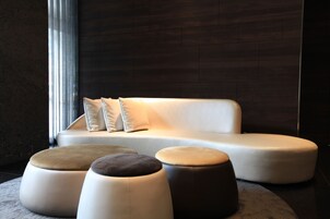 40 吋LED 電視連有線電視頻道、電視