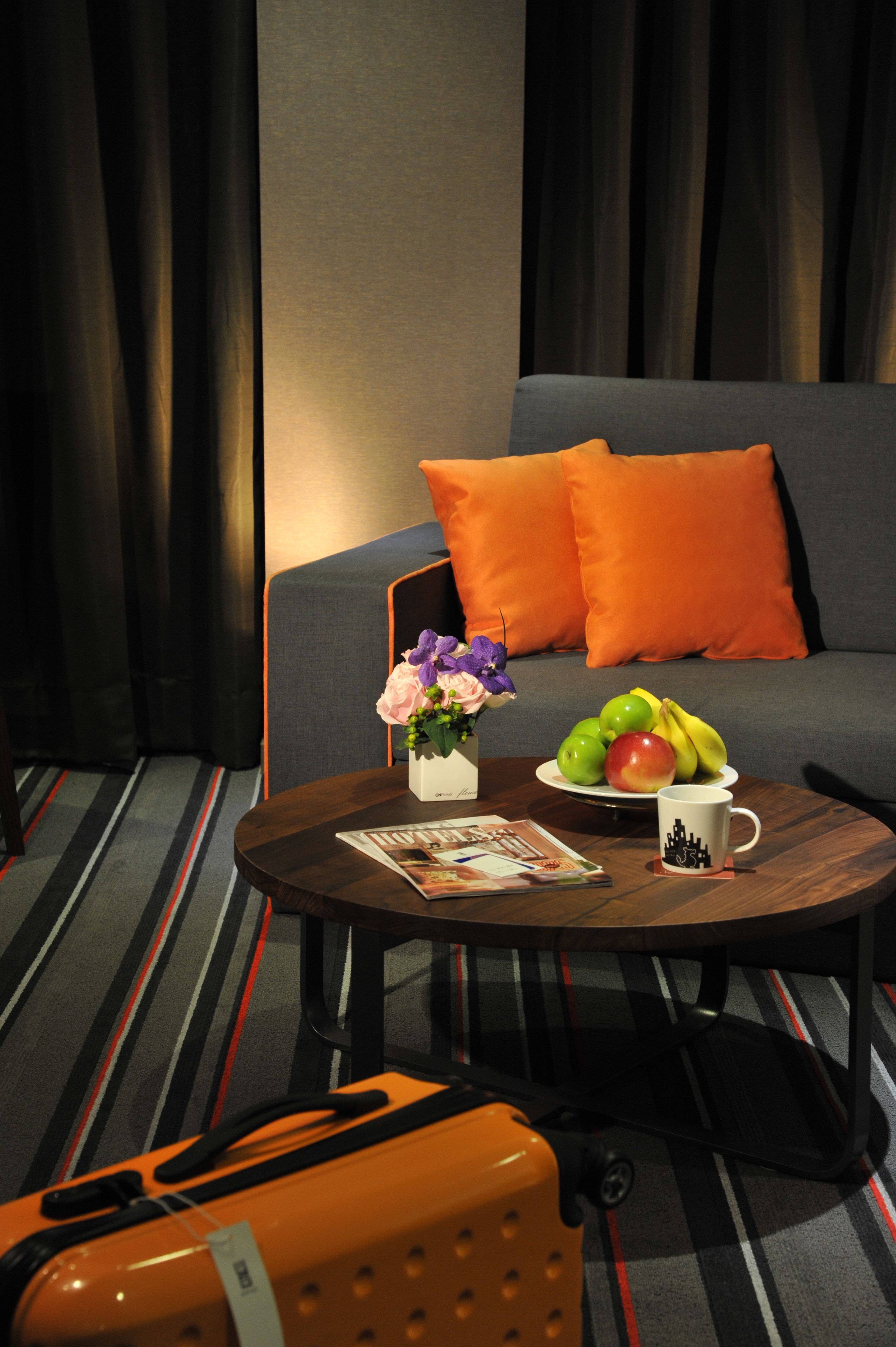 grand suite, 1 double bed | living area | 40-inch led tv with cable channels, tv