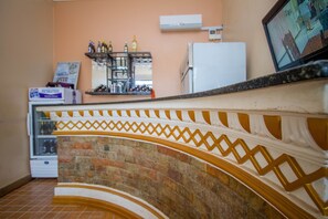 Bar (on property) - Eight Winx Hotel (Kampala)