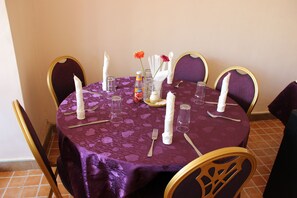 Der serveres morgenmad, frokost og aftensmad