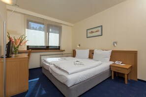 Minibar, escritorio, ropa de cama y acceso para silla de ruedas 