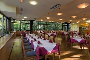 Breakfast, lunch, dinner served; local and international cuisine