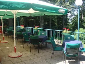 Breakfast, lunch, dinner served; local and international cuisine