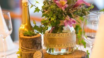 S'hi serveixen esmorzars, dinars i sopars