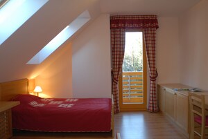 Caja de seguridad en la habitación y escritorio 