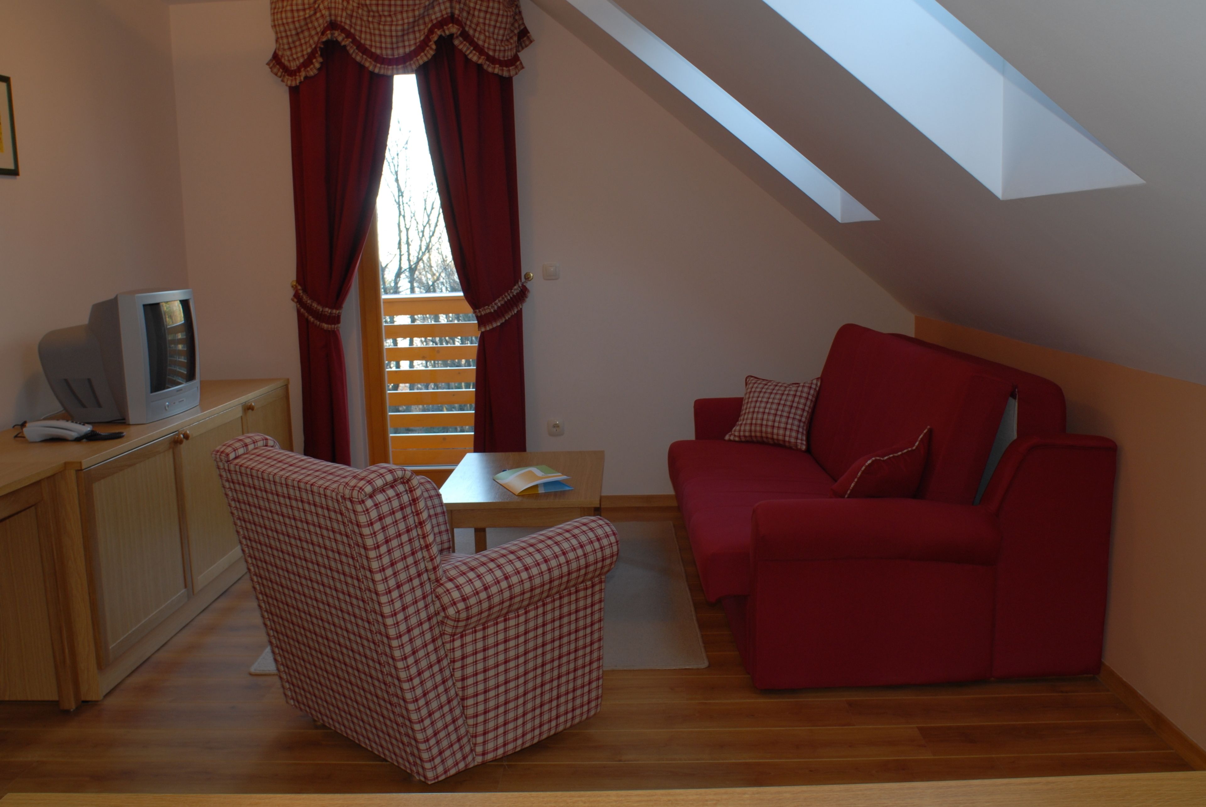 Apartment, 3 Schlafzimmer, Balkon | Wohnbereich | Fernseher