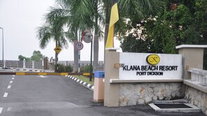 Une enseigne indiquant l’emplacement du KLANA BEACH RESORT à Port Dickson.
