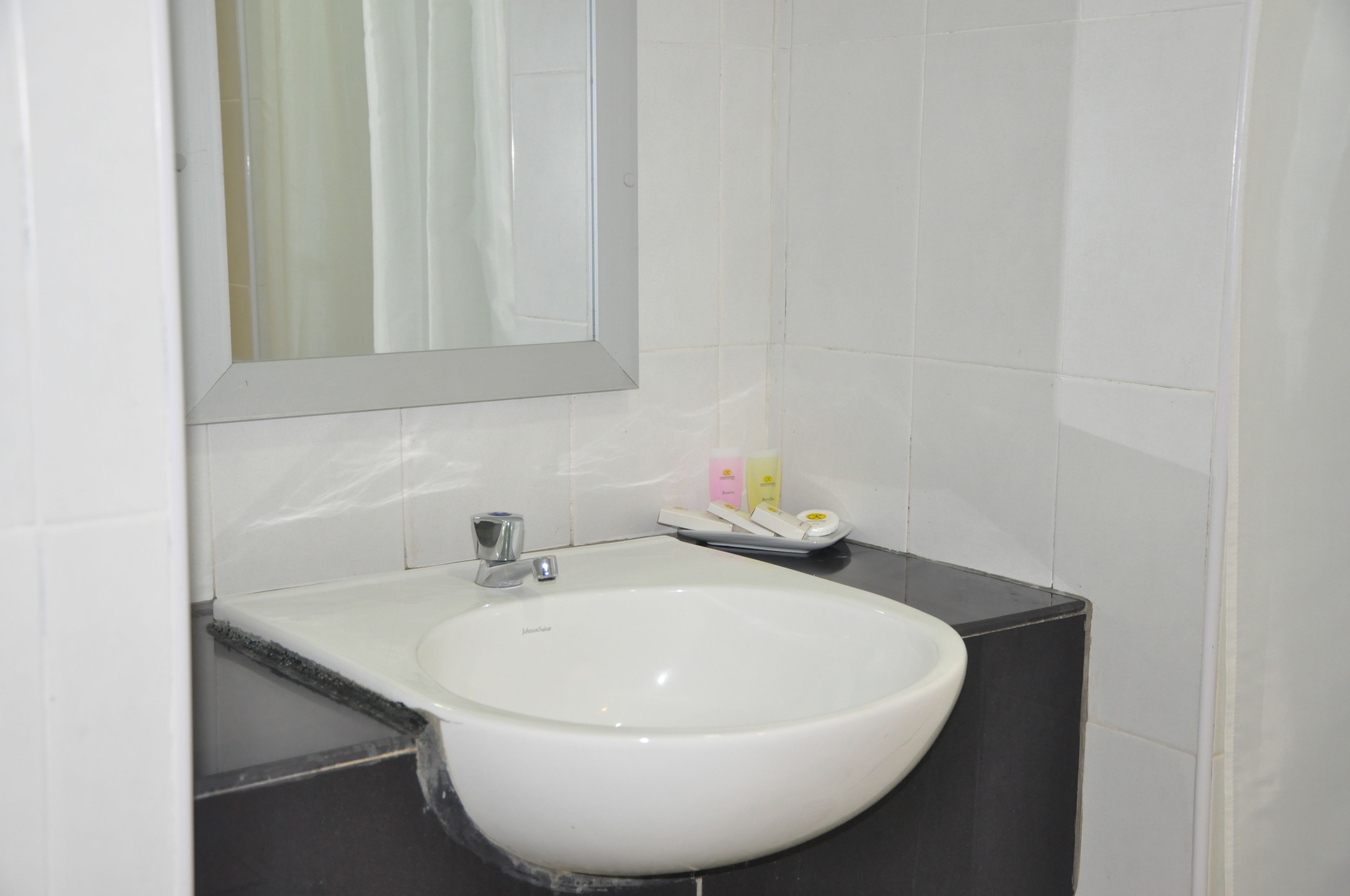 shower, rainfall showerhead, free toiletries, hair dryer