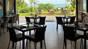 Un restaurante con terraza al aire libre y vistas panorámicas.